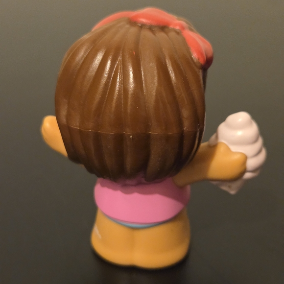 Little People Mia Girl Holding Seashell Figure - Picture 2 of 3